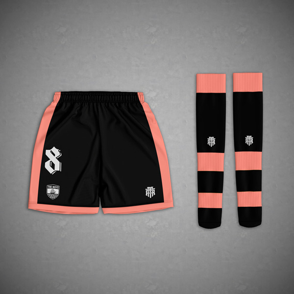 Short y medias de fútbol personalizados negros y naranja salmón TRM Sports equipo The Boys frontal